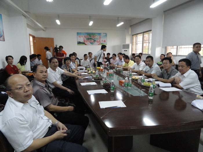 考察團在惠州電鍍工業園學習取經,聽取經驗介紹。